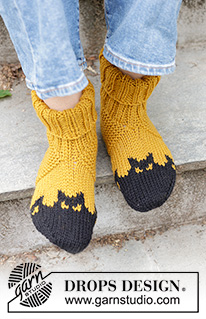Holy Socks! / DROPS 244-43 - Knitted slippers in DROPS Alaska. The piece is worked from the toe upwards, with a multicolored pattern with bats. Sizes 35-43 = US 4 1/2-12 1/2. Theme: Halloween.