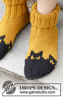 Holy Socks! / DROPS 244-43 - Pantofole lavorate ai ferri in DROPS Alaska. Lavorate dalla punta verso l’alto, con motivo multicolore con pipistrelli. Taglie: 35-43. Tema: Halloween.
