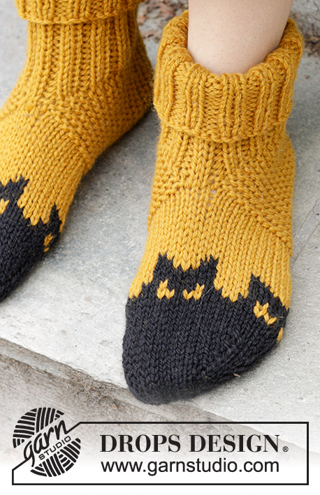 Holy Socks! / DROPS 244-43 - Strikkede sutsko i DROPS Alaska. Arbejdet strikkes fra tåen og op med flerfarvet mønster med flagermus. Størrelse 35-43. Tema: Halloween.