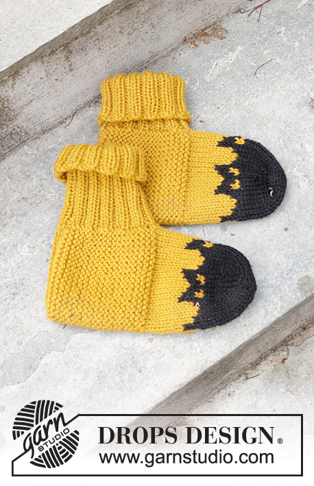 Holy Socks! / DROPS 244-43 - Strikkede sutsko i DROPS Alaska. Arbejdet strikkes fra tåen og op med flerfarvet mønster med flagermus. Størrelse 35-43. Tema: Halloween.