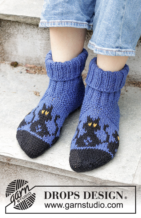 Bewitched Cat Socks / DROPS 244-44 - Strikkede sutsko i DROPS Alaska. Arbejdet strikkes fra tåen og op med flerfarvet mønster med katte. Størrelse 35-43. Tema: Halloween.