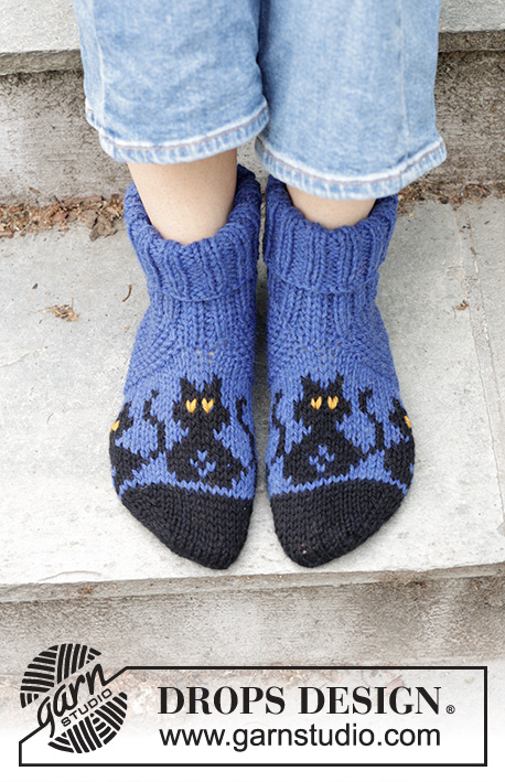 Bewitched Cat Socks / DROPS 244-44 - Knitted slippers in DROPS Alaska. The piece is worked from the toe upwards, with a multicoloured pattern with cats. Sizes 35-43. Theme: Halloween.