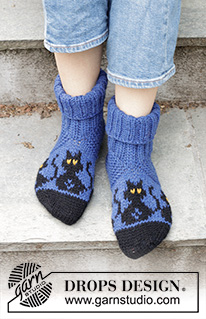Bewitched Cat Socks / DROPS 244-44 - Pantofole lavorate ai ferri in DROPS Alaska. Lavorate dalla punta verso l’alto, con motivo multicolore con gatti. Taglie: 35-43. Tema: Halloween.
