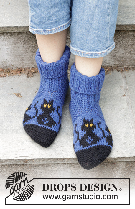 Bewitched Cat Socks / DROPS 244-44 - Knitted slippers in DROPS Alaska. The piece is worked from the toe upwards, with a multicoloured pattern with cats. Sizes 35-43. Theme: Halloween.