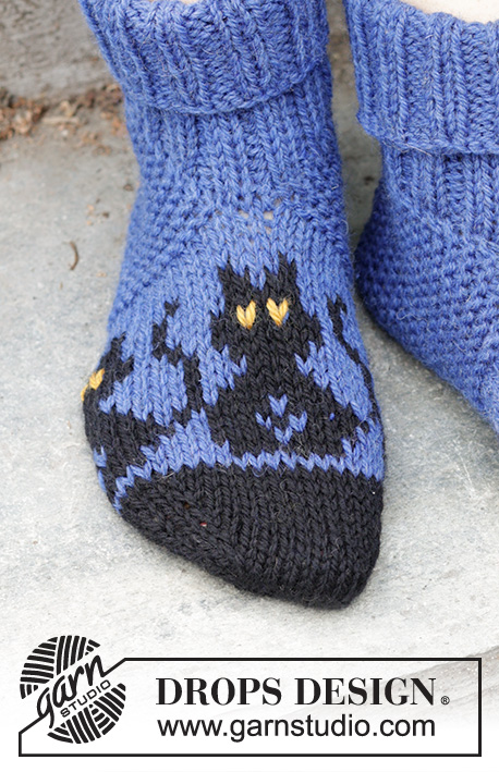 Bewitched Cat Socks / DROPS 244-44 - Strikkede sutsko i DROPS Alaska. Arbejdet strikkes fra tåen og op med flerfarvet mønster med katte. Størrelse 35-43. Tema: Halloween.