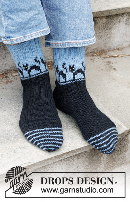 Spooky Evening Socks / DROPS 244-45 - Strikkede sokk i DROPS Karisma. Arbeidet strikkes tå opp med flerfarget mønster med katter og kilehæl. Størrelse 35-43. Tema: Halloween.