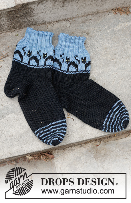 Spooky Evening Socks / DROPS 244-45 - Gebreide sokken in DROPS Karisma. Het werk wordt gebreid vanaf de teen in de hoogte, met een veelkleurig patroon met katten en sleehak. Maten 35-43. Thema: Halloween.
