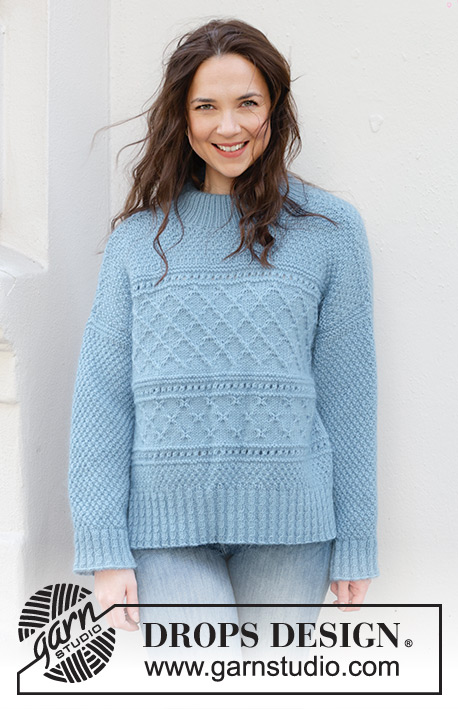 Blue Diamonds Sweater / DROPS 245-14 - Sweter na drutach, od góry do dołu, z włóczek DROPS Karisma i Kid-Silk. Ze skosami ramion, strukturalnym ściegiem fantazyjnym, pęknięciami na bokach i podwójnym wykończeniem dekoltu. Od S do XXXL