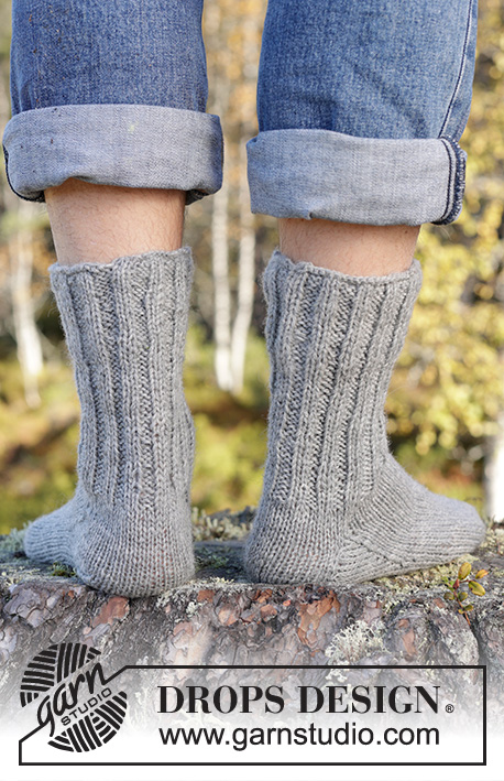 Rock the Sock / DROPS 246-34 - Kötött zokni férfiaknak 2 szál DROPS Fabel fonalból A darabot fentről lefelé irányban készítjük, bordás mintával és harisnyakötéssel. 38 - 46 -os méretben
