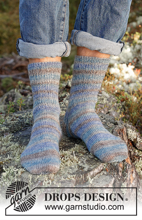 Mountain Mist Socks / DROPS 246-36 - Knitted socks for men in DROPS Fabel. The piece is worked top down with rib and stockinette stitch. Sizes 38 – 46 = 6 – 12 1/2.