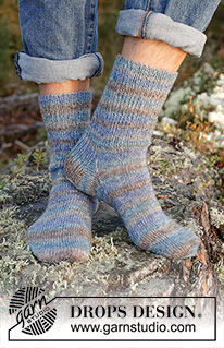 Mountain Mist Socks / DROPS 246-36 - Chaussettes tricotées pour homme en DROPS Fabel. Se tricotent de haut en bas en côtes et jersey. Du 38 au 46.