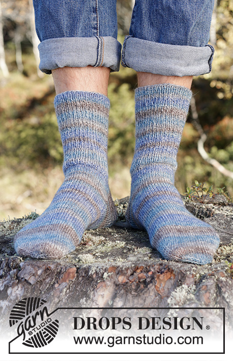 Mountain Mist Socks / DROPS 246-36 - Chaussettes tricotées pour homme en DROPS Fabel. Se tricotent de haut en bas en côtes et jersey. Du 38 au 46.