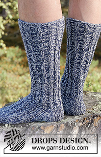 Hiker's Rest Socks / DROPS 246-37 - Meias tricotadas para homem, com 2 fios DROPS Fabel. Tricotam-se de cima para baixo, em canelado. Do 38 ao 46.