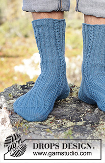 Memphis Socks / DROPS 246-39 - Strikkede sokker med rib og snoninger i DROPS Fabel til herre. Størrelse 38 – 46.