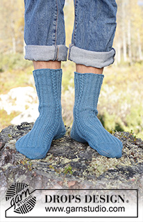 Memphis Socks / DROPS 246-39 - Gebreide sokken voor heren, met boordsteek en kabels in DROPS Fabel. Maten 38 – 46.