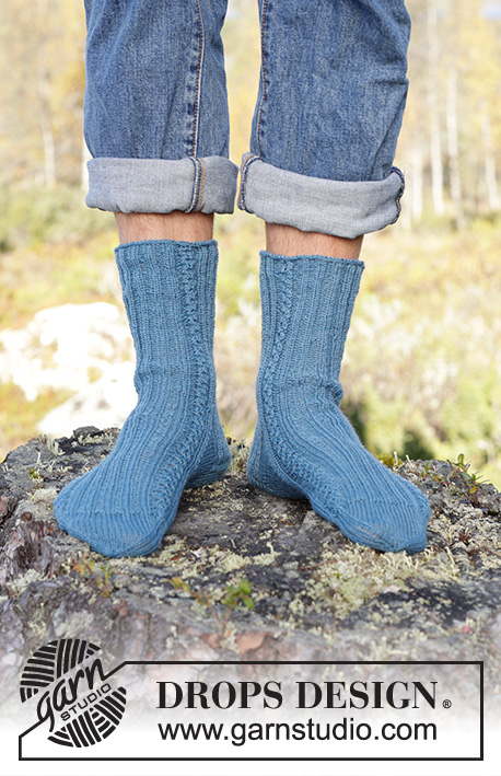 Memphis Socks / DROPS 246-39 - Kötött zokni férfiaknak bordás- és csavartmintával DROPS Fabel fonalból. 38 - 46 -as méretben