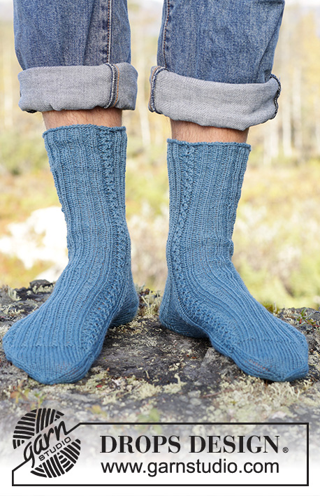 Memphis Socks / DROPS 246-39 - Pánské ponožky pletené pružným vzorem a copánky z příze DROPS Fabel. Velikost 38 - 46.