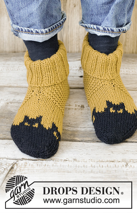 Holy Socks! / DROPS 246-40 - Strikkede sutsko til herre i DROPS Alaska. Arbejdet strikkes fra tåen og op med flerfarvet mønster og  flagermus. Størrelse 38-46. Tema: Halloween.