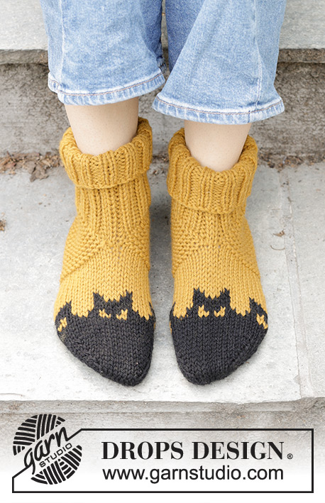 Holy Socks! / DROPS 246-40 - Knitted slippers for men in DROPS Alaska. The piece is worked from the toe upwards, with a multicoloured pattern with bats. Sizes 38-46. Theme: Halloween.