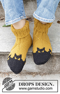 Holy Socks! / DROPS 246-40 - Pánské ponožky - papučky s vyplétaným vzorem s netopýrem pletené od špičky z příze DROPS Alaska. Velikost 38 – 46. Motiv: Halloween