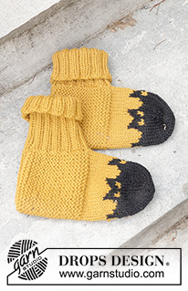 Holy Socks! / DROPS 246-40 - Strikkede tøfler til herre i DROPS Alaska. Arbeidet strikkes fra tåen og opp med flerfarget mønster og flaggermus. Størrelse 38-46. Tema: Halloween.