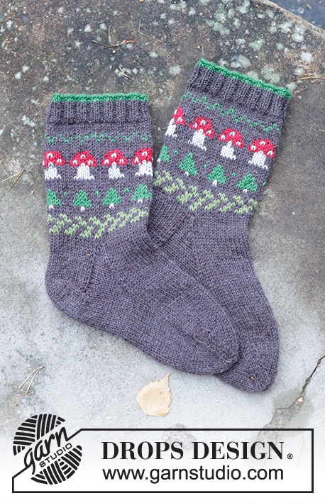 Mushroom Season Socks / DROPS 246-43 - Męskie półdługie skarpetki, z włóczki DROPS Karisma. Przerabiane od góry do dołu, z żakardem w grzybki i choinki. Od 35 do 46. Temat: Boże Narodzenie.