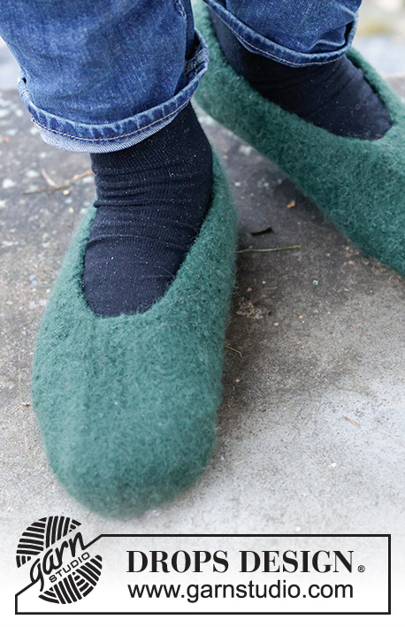 Moss Dream / DROPS 246-44 - Knitted and felted slippers for men in DROPS Snow. The piece is worked back and forth, from toe to heel. Sizes 38-46 = US 7 ½ - 12 1/2.