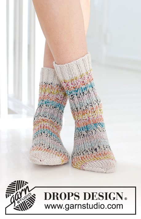 Spring Festival Socks / DROPS 247-15 - Glatt rechts gestrickte Socken mit Rippenmuster in 2 Fäden DROPS Fabel. Größe 35 – 43.