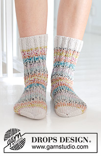 Spring Festival Socks / DROPS 247-15 - Neulotut sukat 2-kertaisesta DROPS Fabel-langasta. Työssä on sileää neuletta ja joustinneuletta. Koot 35 - 43.