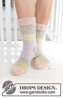 Spring Stripes Socks / DROPS 247-17 - Neulotut sukat 2-kertaisesta DROPS Nord-langasta. Työssä on sileää neuletta. Koot 35 - 43.