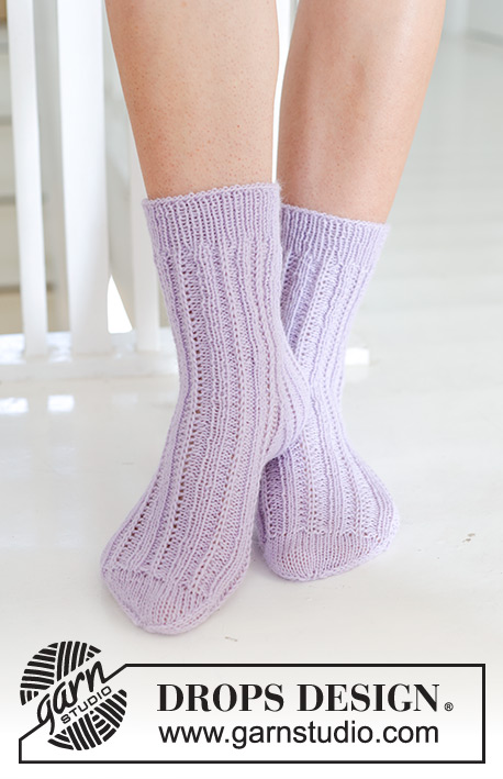 Sweet Chamomile Socks / DROPS 247-18 - Meias tricotadas em canelado e canelado inglês, em DROPS Nord. Do 35 ao 43.