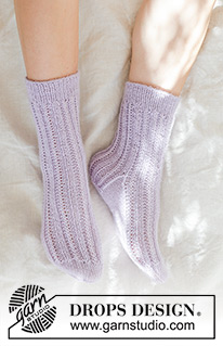 Sweet Chamomile Socks / DROPS 247-18 - Knitted socks with rib and English rib in DROPS Nord. Sizes 35 – 43.