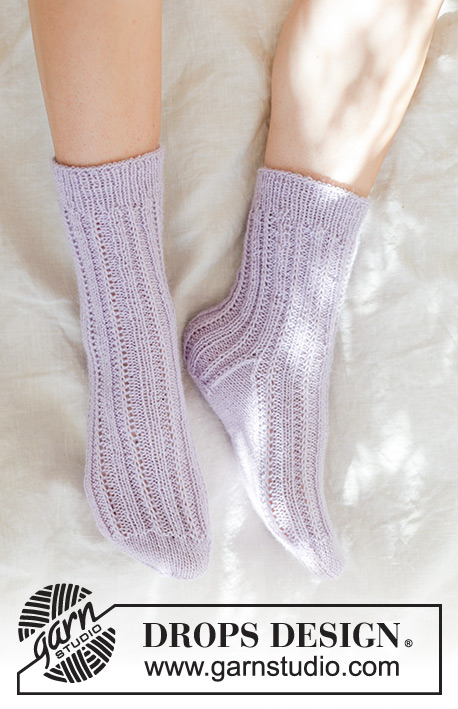 Sweet Chamomile Socks / DROPS 247-18 - Neulotut sukat DROPS Nord-langasta. Työssä on joustinneuletta ja patenttineuletta. Koot 35 - 43.