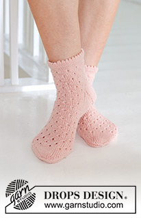 Pretty in Peach Socks / DROPS 247-19 - Neulotut sukat DROPS Nord-langasta. Työssä on pitsineuletta. Koot 35 - 43.