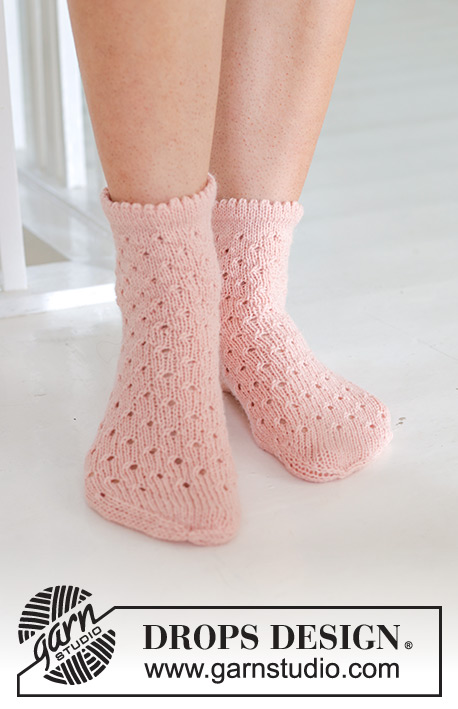 Pretty in Peach Socks / DROPS 247-19 - Meias tricotadas com ponto rendado, em DROPS Nord. Do 35 ao 43