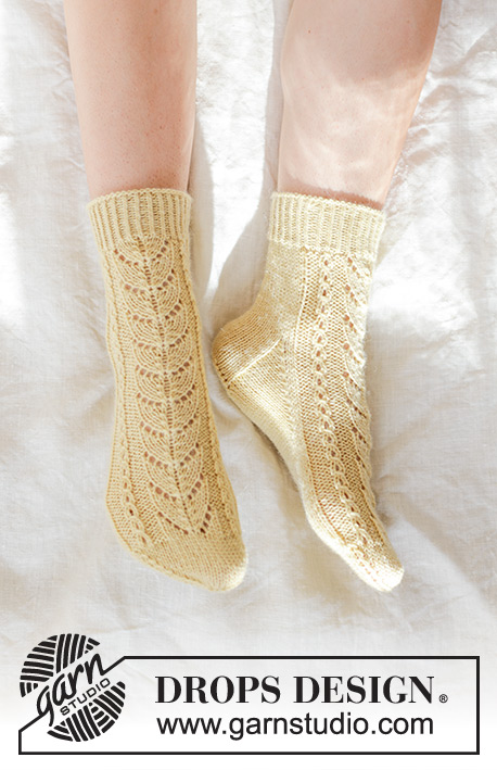 Bright Morning Socks / DROPS 247-20 - Kötött zokni DROPS Nord fonalból. A darabot csipkemintával készítjük. 35-43 -as méretben.