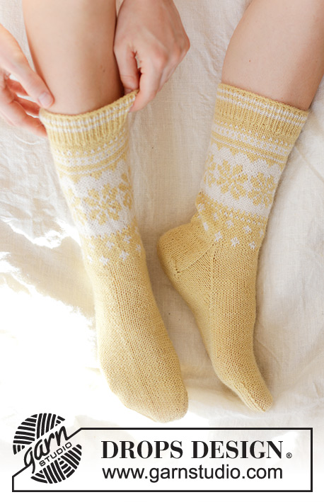 Easter Promenade Socks / DROPS 247-21 - Ponožky s norským vzorem pletené shora dolů z příze DROPS Nord. Velikost 35 - 43. Motiv: Velikonoce.