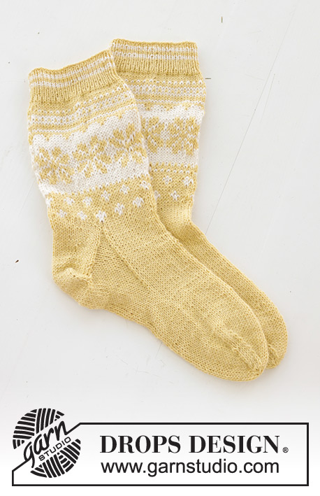 Easter Promenade Socks / DROPS 247-21 - Strikkede sokker i DROPS Nord. Arbejdet strikkes oppefra og ned med nordisk mønster og kilehæl. Størrelse 35 – 43. Tema: Påske.