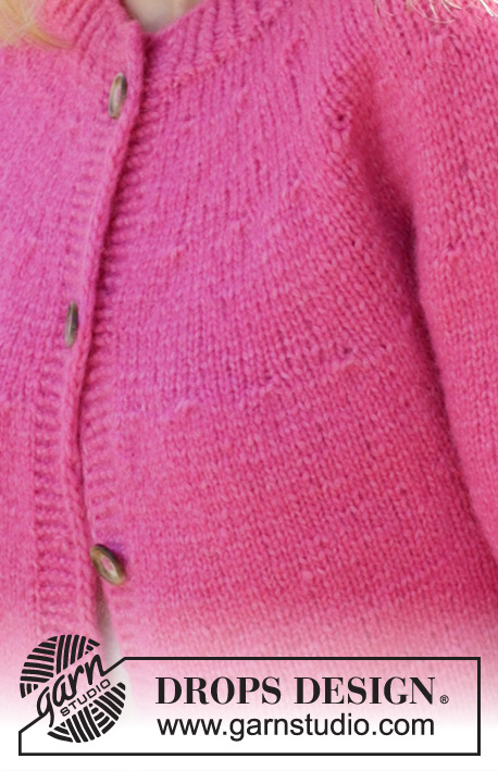 Bright Strawberry Cardigan / DROPS 250-20 - Casaco tricotado de cima para baixo, em DROPS Air. Tricota-se com encaixe arredondado e ponto fantasia em relevo. Do S ao XXXL.