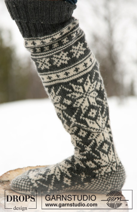 DROPS 47-6 - DROPS Jumper for men with pattern borders, mittens and socks in Karisma Superwash.