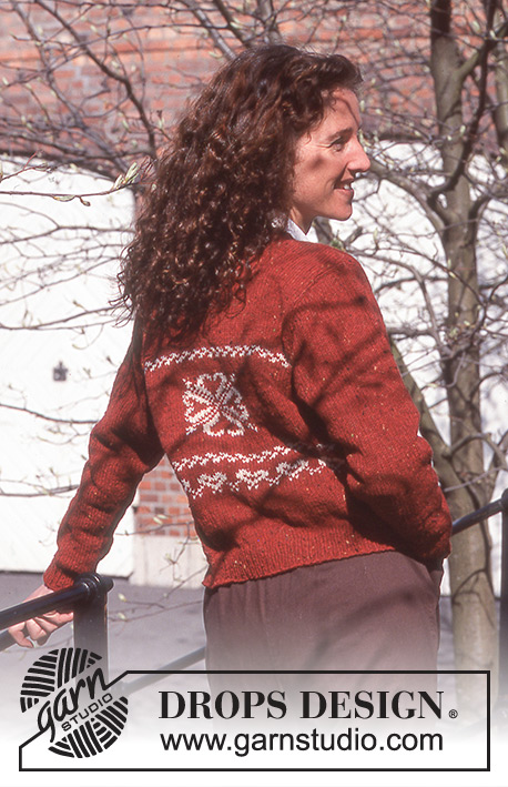 Dear Reindeer / DROPS 62-12 - Rozpinany sweter na drutach z włóczki DROPS Karisma lub DROPS Soft Tweed, z żakardem w renifery i gwiazdy.