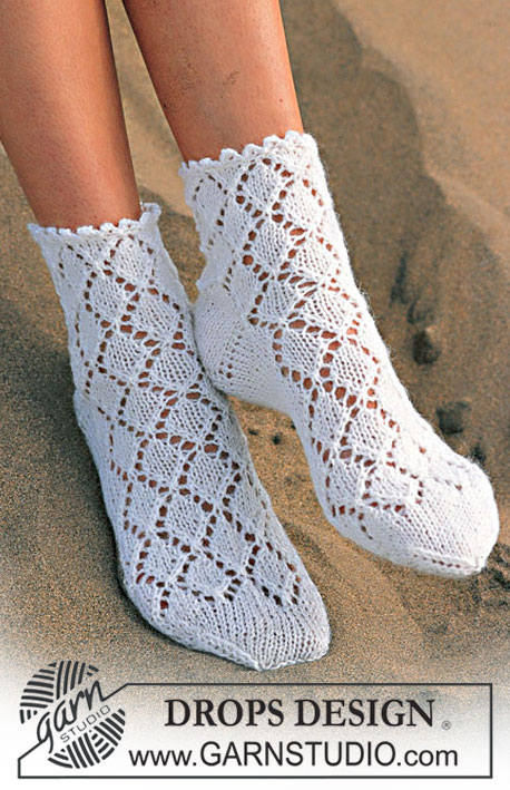 DROPS 90-4 - Krajkové ponožky pletené z příze DROPS Alpaca. Velikost: 35-44.