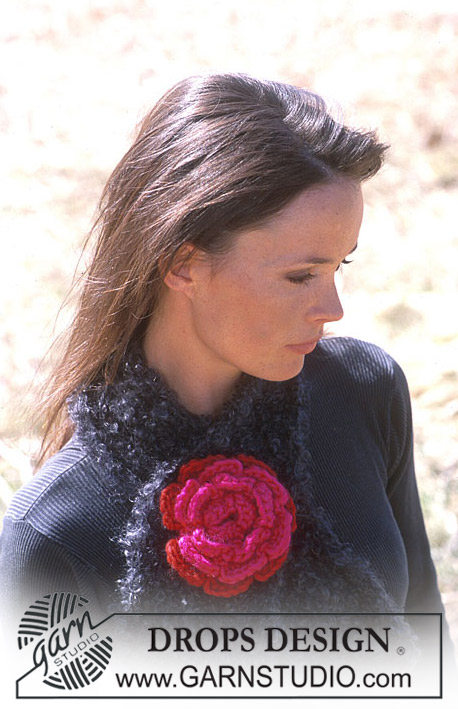 DROPS 93-47 - DROPS Scarf in puddel with a crochet rose.