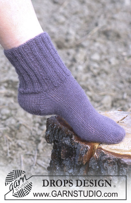 DROPS 93-9 - Ponožky s pružným lemem pletené lícovým žerzejem z příze DROPS Alpaca. Velikost: 35-44.