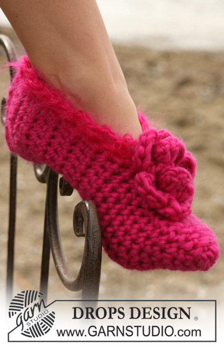 Cozy Rosie / DROPS 98-27 - DROPS Crochet slippers in Snow 