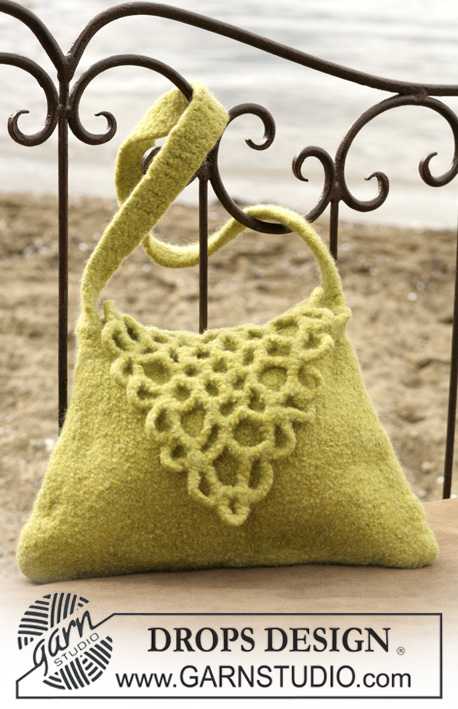 DROPS 98-48 - DROPS Felted bag with a flap in “Snow”. 