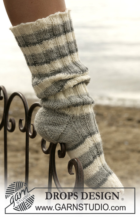 DROPS 98-9 - Ponožky pletené pružným vzorem z příze DROPS Karisma. Velikost: 35-44.