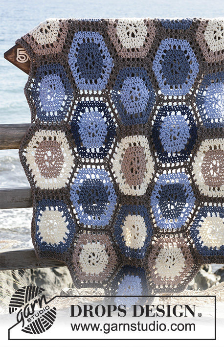 Sand And Sea / DROPS 99-7 - Manta de ganchillo DROPS en ”Snow” hecha en 6 paneles hexagonales.
