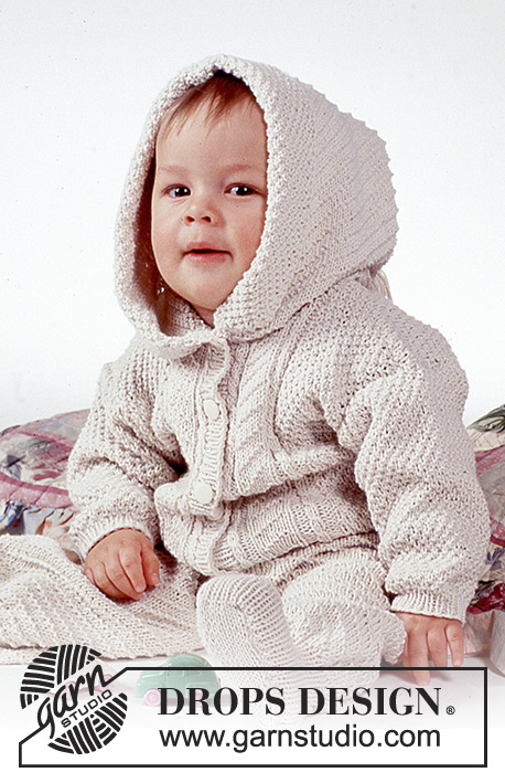 Cuddle Bug / DROPS Baby 1-1 - Conjunto Drops con patrón Aran (chaquetita con capucha opcional y pantalón) en “Safran”.