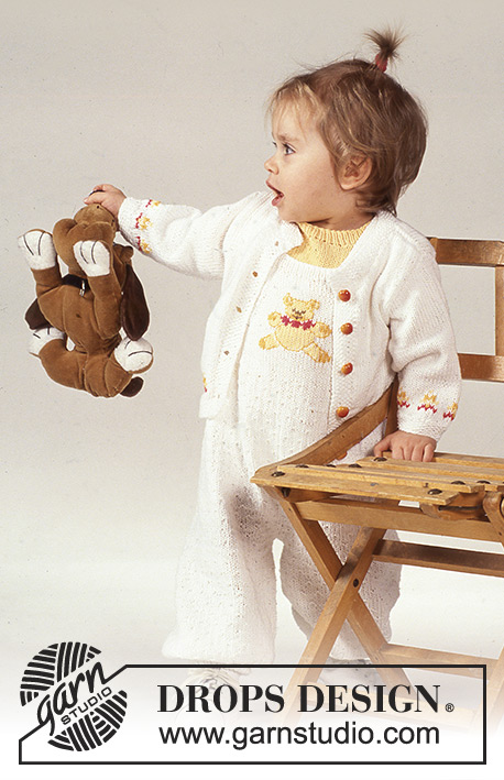 Teddy Bear Parade / DROPS Baby 1-7 - Strikket sett med jakke, bukse og genser til baby i DROPS Safran. Arbeidet strikkes med strukturmønster og flerfarget mønster med bamse. Størrelse 3 mnd - 2 år.